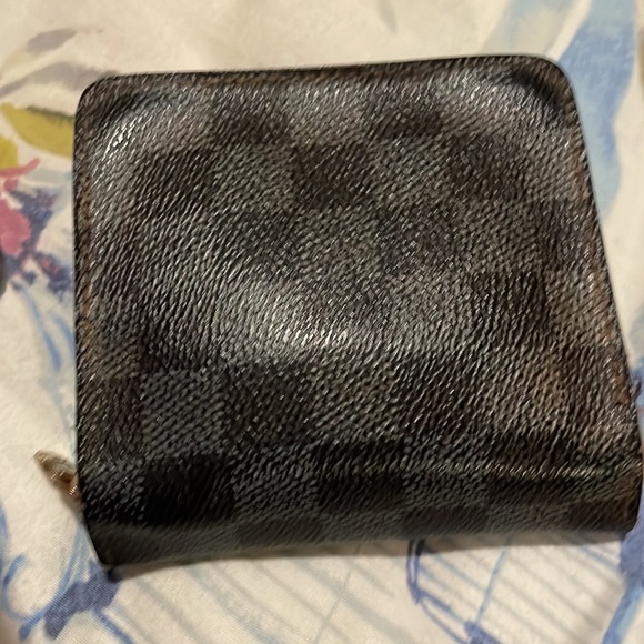 Louis Vuitton small zip wallet. Great size for any occasion and bag - Picture 8 of 10
